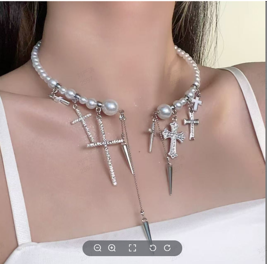 Gothic-style ladies’ pearl necklace